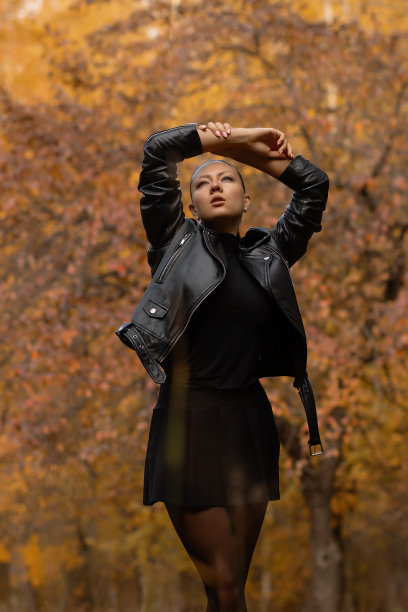 年轻女子在一个浪漫的秋景图片下载