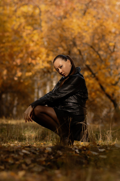 年轻女子在一个浪漫的秋景图片下载