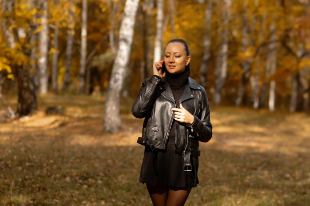 年轻女子在一个浪漫的秋景图片下载