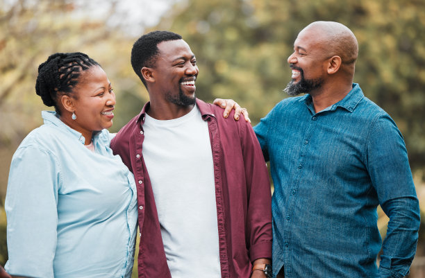 一家人在花园里一起放松的照片图片下载