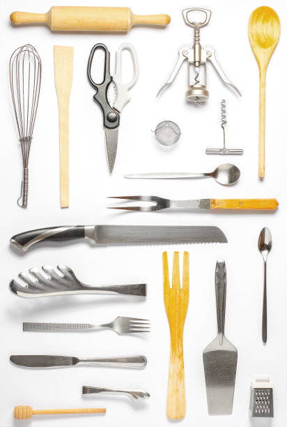 木制和金属厨房用具。做饭的工具。白色背景。平躺图片下载