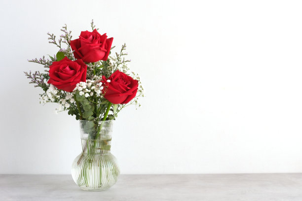 情人节的概念，红玫瑰花束在玻璃花瓶在桌子背景与复制空间，横幅为模拟，模板图片下载