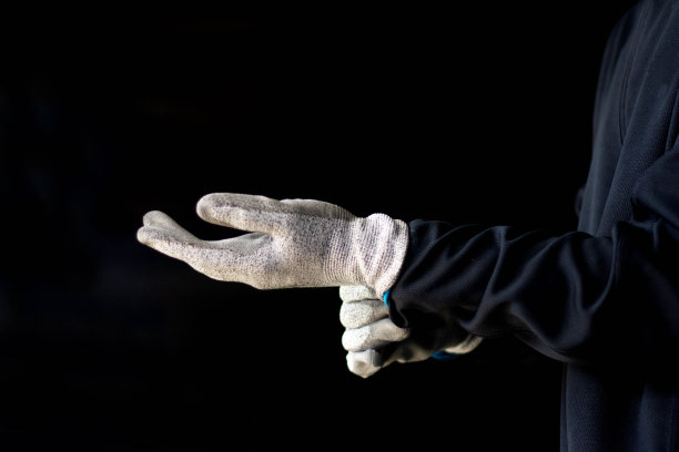 用于切割玻璃和尖锐物体的手套。图片下载