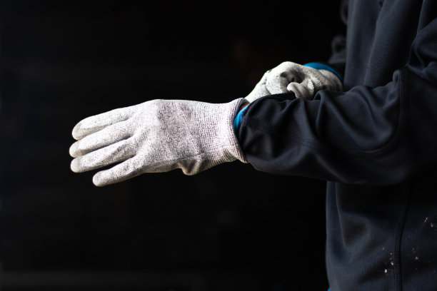 用于切割玻璃和尖锐物体的手套。图片下载