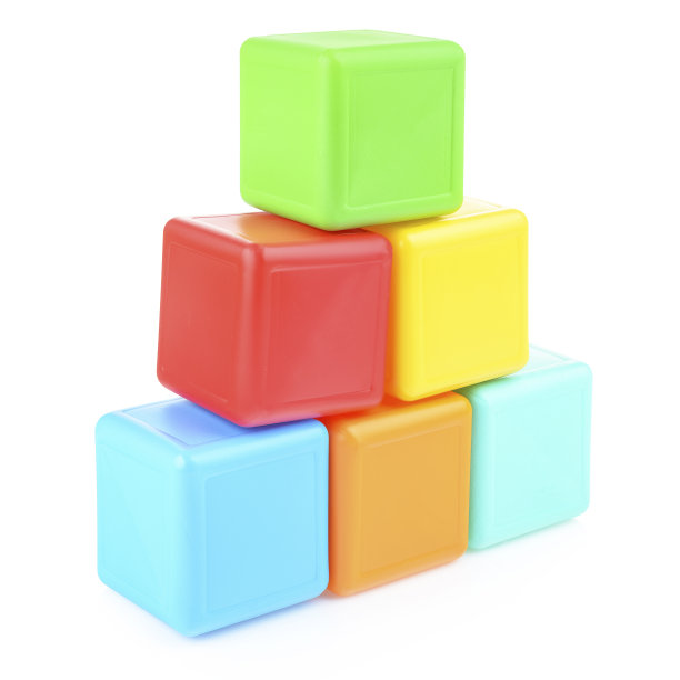 五颜六色的儿童塑料方块。立方体孤立在白色背景上图片下载