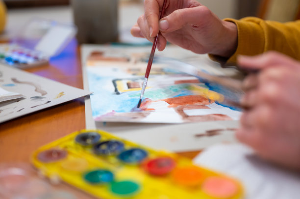 笔刷手上面的水彩画。彩色的中世纪城市街道上的纸板。图片下载