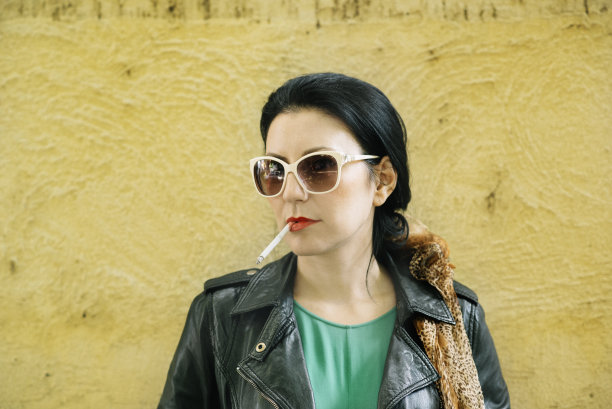 女人吸烟香烟图片下载