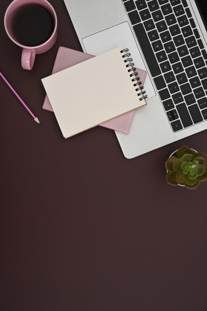 平躺电脑笔记本电脑，笔记本和咖啡杯紫色的背景。图片下载