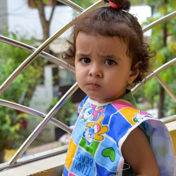 可爱的小男孩Shivaay在夏天的时候在家里的阳台上，可爱的小男孩在白天拍摄照片，小男孩在家里享受拍摄照片图片下载