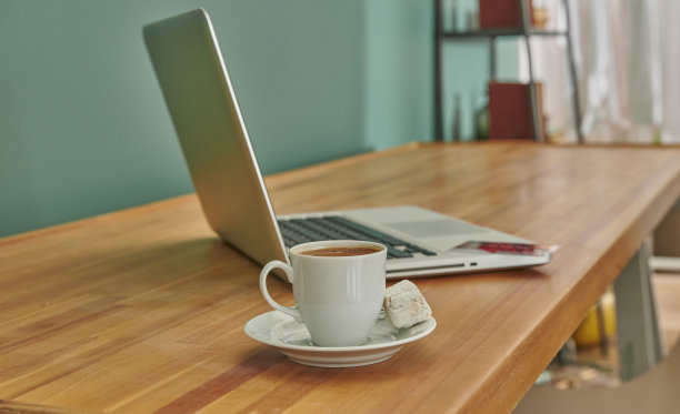 木桌、工作台、信用卡和笔记本风格的土耳其咖啡。图片下载