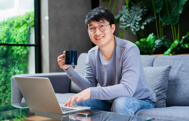 年轻的亚洲商人在家图片下载