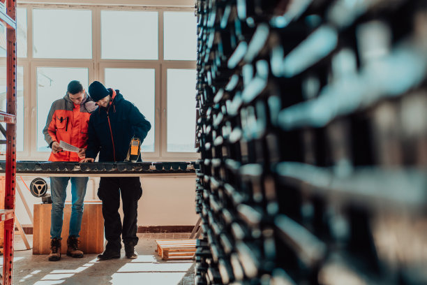 用现代机器研究工业岩石的特殊地质学家小组。有选择性的重点图片下载