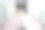 美丽的中国女商人的肖像，在大楼办公室拿着牌匾。技术图片下载