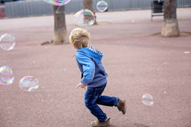 可爱的儿童游客，玩肥皂泡，欣赏巴塞罗那城市，家庭旅游与孩子图片下载