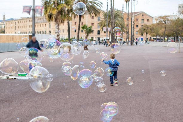 可爱的儿童游客，玩肥皂泡，欣赏巴塞罗那城市，家庭旅游与孩子图片下载