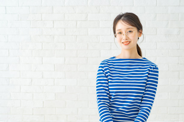 一个戴眼镜的女人的肖像图片下载