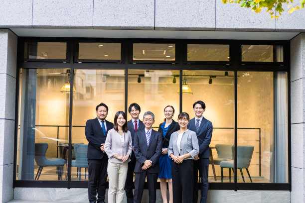 商务人士在办公室前排队图片下载