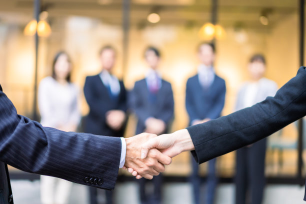 签署全球合同的商人图片下载