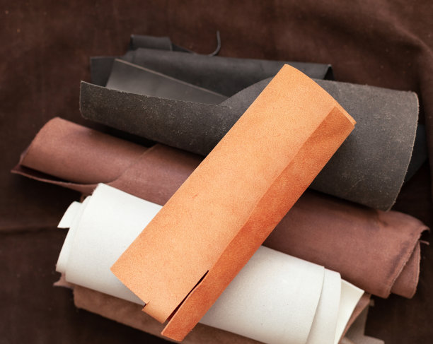 专业的工匠选择牛皮卷制作皮革项目图片下载