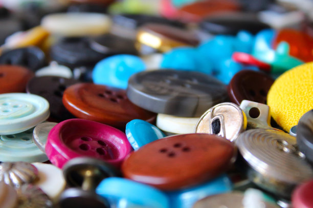 一套多色纽扣的衣服。特写镜头。背景。纹理。图片下载