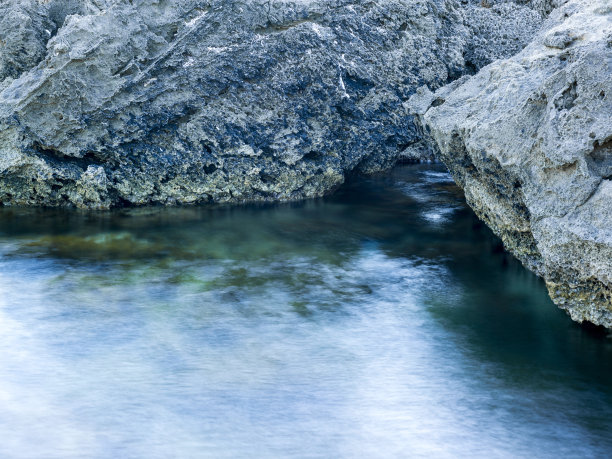 美丽的水花倒映着图片下载