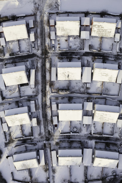 冬天的街道上有现代化的房子图片下载