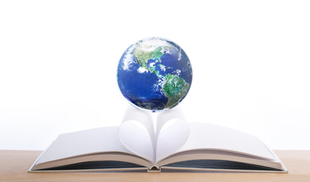 地球仪在白色笔记本的心形纸上图片下载