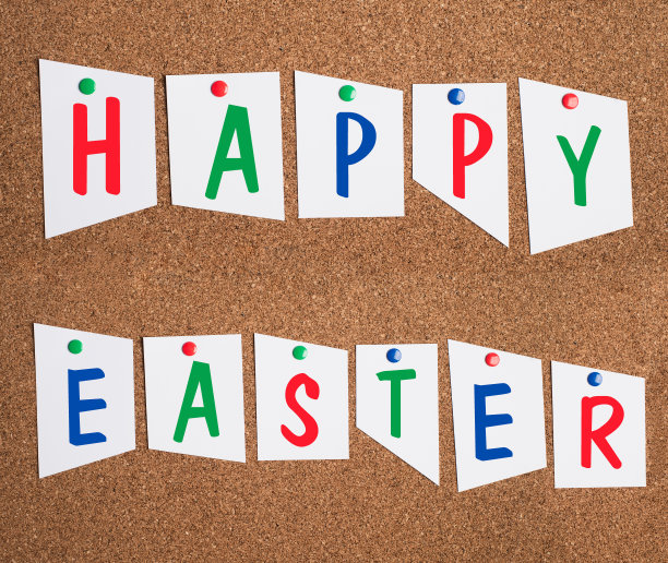 快乐的复活节是站在软木墙上的别针纸上，春天的节日问候，五颜六色的节日贺卡图片下载