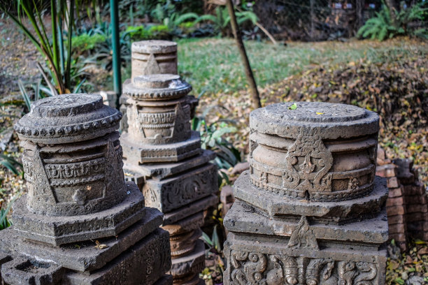 库存照片古代黑石雕刻柱，考古雕塑描绘印度教文化和传统。这张照片拍摄于印度马哈拉施特拉邦科尔哈布尔。关注对象。图片下载