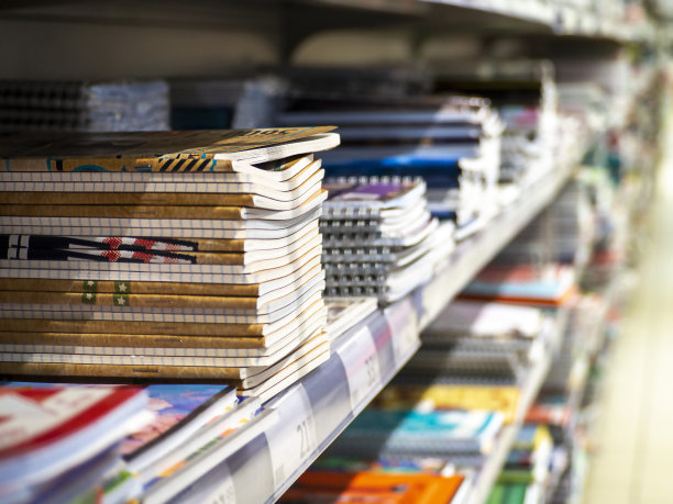 商店的架子上堆满了笔记本。图片下载