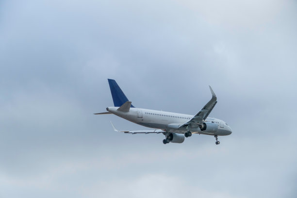 飞行飞机的侧视图图片下载