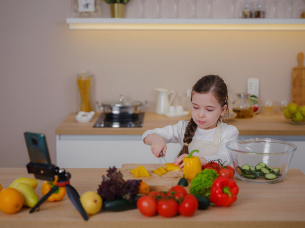 年轻的视频博主制作关于在家为互联网烹饪的社交媒体视频图片下载