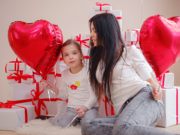 爱的妈妈拥抱小女儿表达爱图片下载