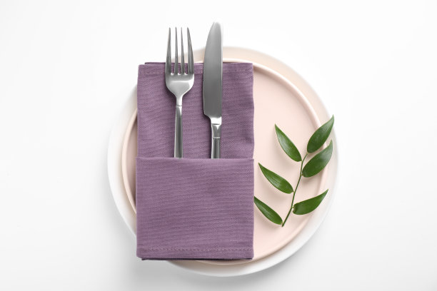 时尚优雅的桌子设置在白色背景，俯视图图片下载