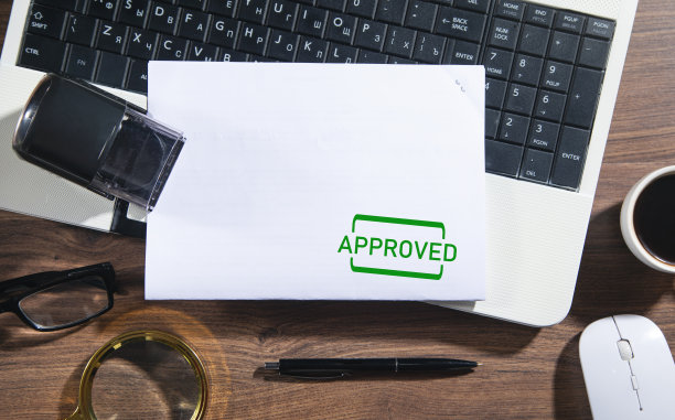 具有批准印章和业务对象的文件。图片下载