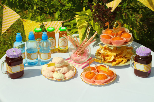 美丽的节日餐桌和食物。的生日。特写镜头。背景。图片下载