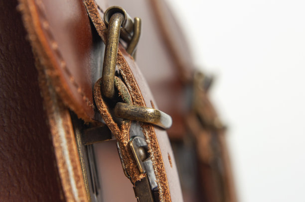 时尚的棕色女性包真皮特写。时尚的概念。皮包、皮带、金属扣、扣环、线钉、微距镜头的细节。时尚女性的附属图片下载