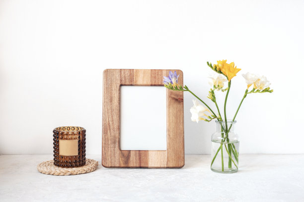 空白的相框和花在花瓶上的白色背景。前视图，模拟图片下载