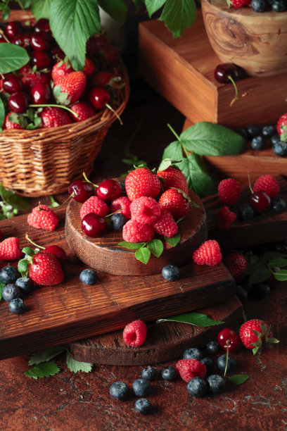 什锦新鲜浆果加叶子。图片下载