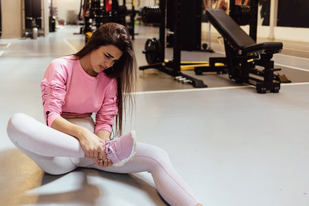 在锻炼之间休息一下。图片下载