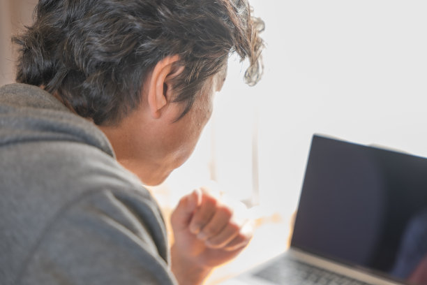 一个人一边看电脑一边思考图片下载