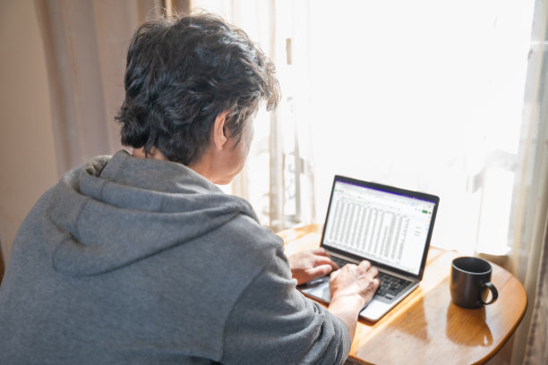 一个在家工作的中年男人图片下载