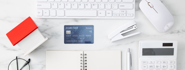 用信用卡预估和支付房产税的概念。图片下载