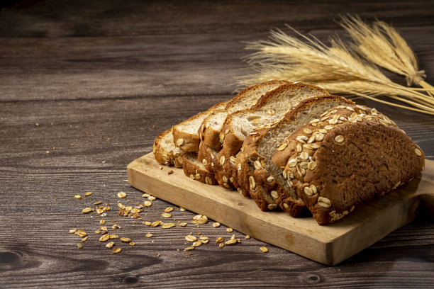 桌上有全麦面包。图片下载