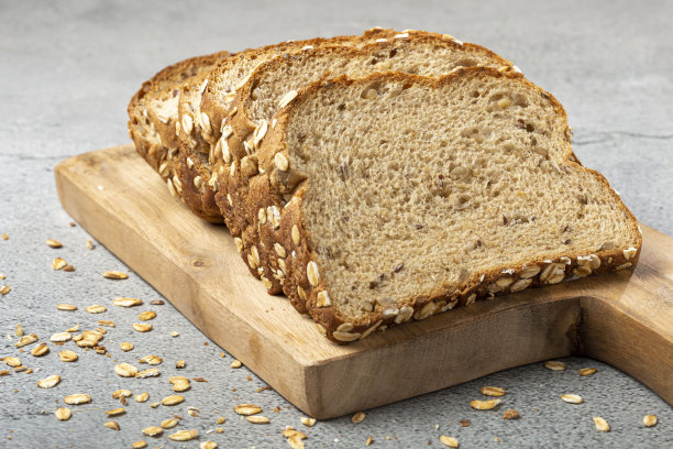 桌上有全麦面包。图片下载