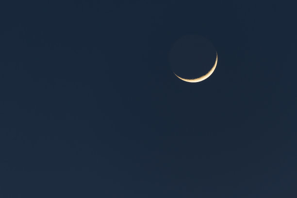 一弯新月在黄昏时分落下图片下载