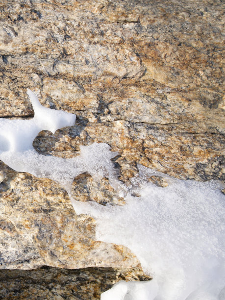 岩石山的表面覆盖着冰雪。贝加尔湖,俄罗斯图片下载