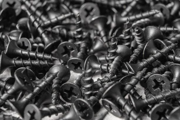 建筑五金的背景。一堆自攻黑色螺钉。关闭了。有选择性的重点图片下载