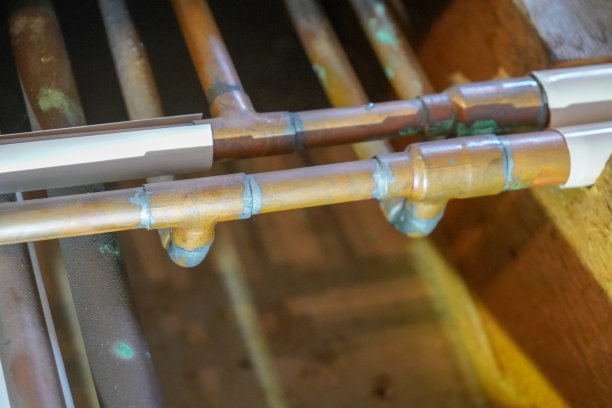 封闭房子里的铜管图片下载