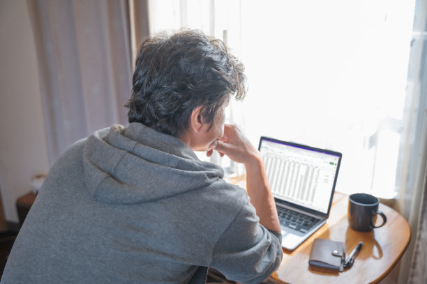 一个人一边看电脑一边思考图片下载